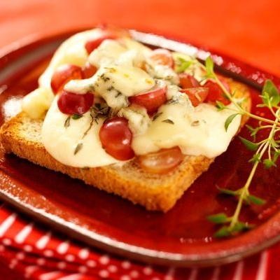 Zapečen tost sa mocarelom i paradajzom