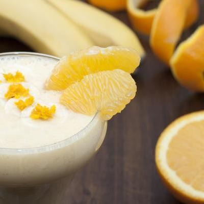 Zdrav napitak sa bananom i pomorandžom
